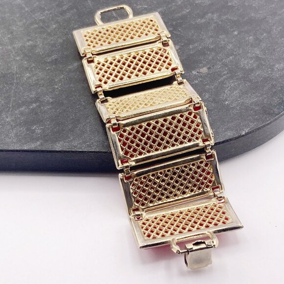 VINTAGE Molded red plastic and silvery gold tone metal panel bracelet 1950s - Picture 8 of 9